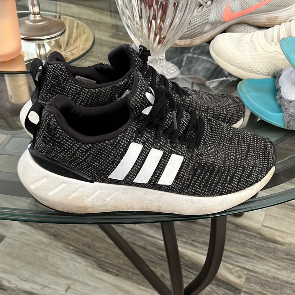 ⛹️‍♀️ADIDAS ATHLETIC SHOES SZ 6 BLACK & WHITE GREAT CONDITION!